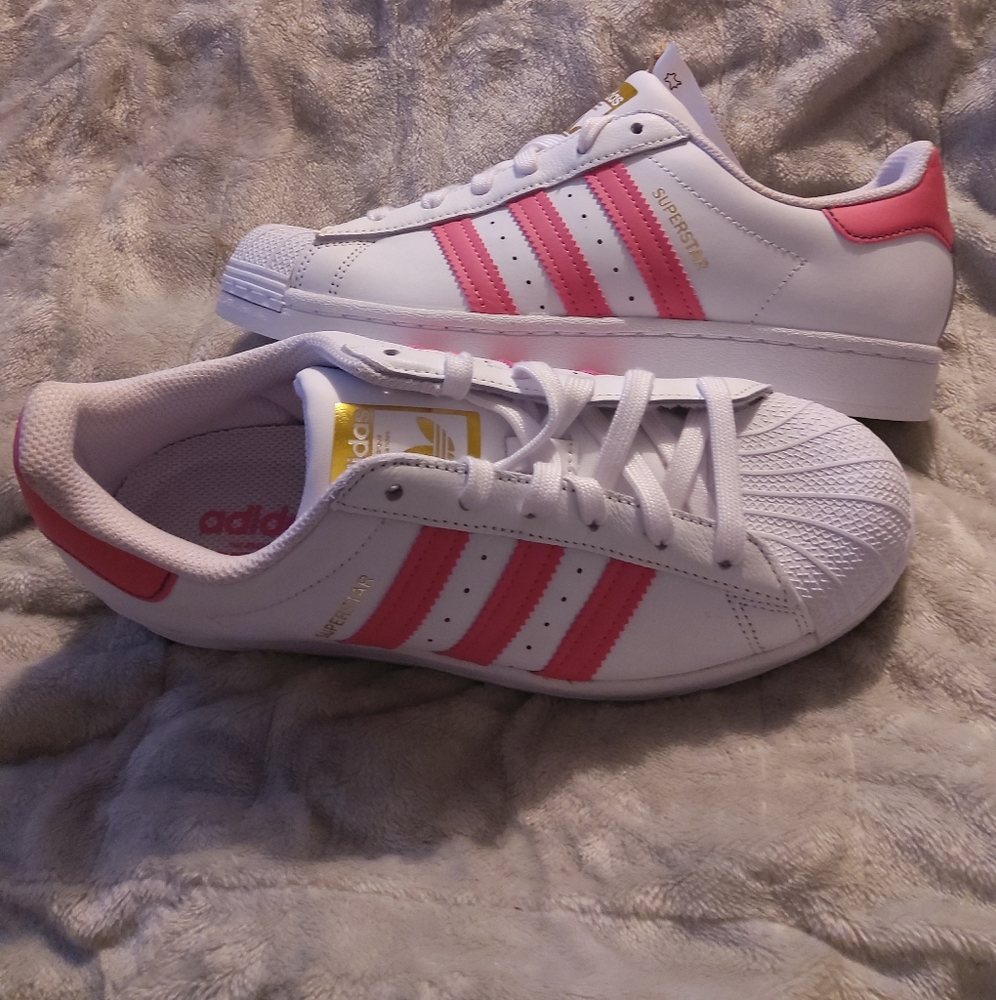 NWT Ladies Adidas Superstar Sneakers/Shoes size 7.5